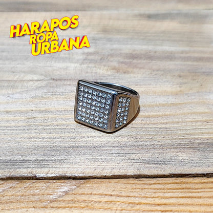 Anillo de acero plateado con diamantes cuadrado