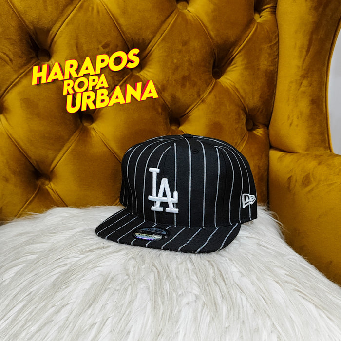 Gorra LA plana negra a rayas blancas