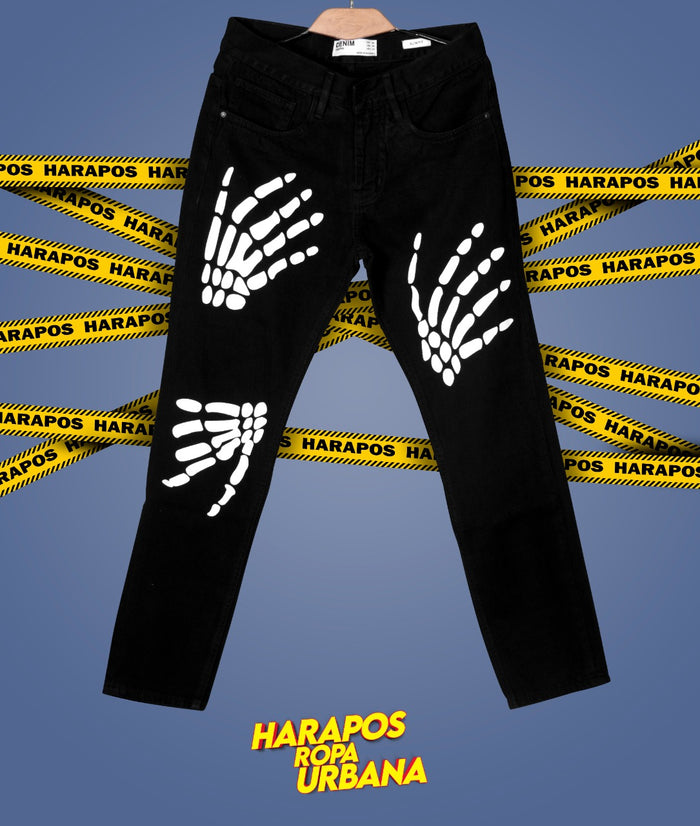 Pantalon Bershka demin jean negro con manos de calavera