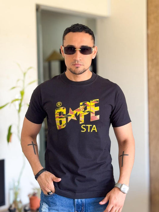Polera bape negra letras amarillas