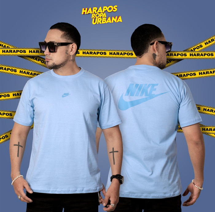 Polera nike celeste swoosh pequeño al frente