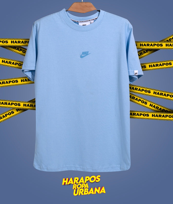 Polera nike celeste swoosh pequeño al frente